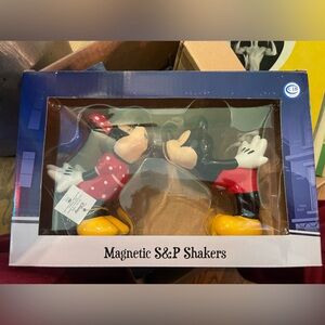 Westland Disney Mickey & Minnie Mouse Magnetic Kissing Salt & Pepper Sha…